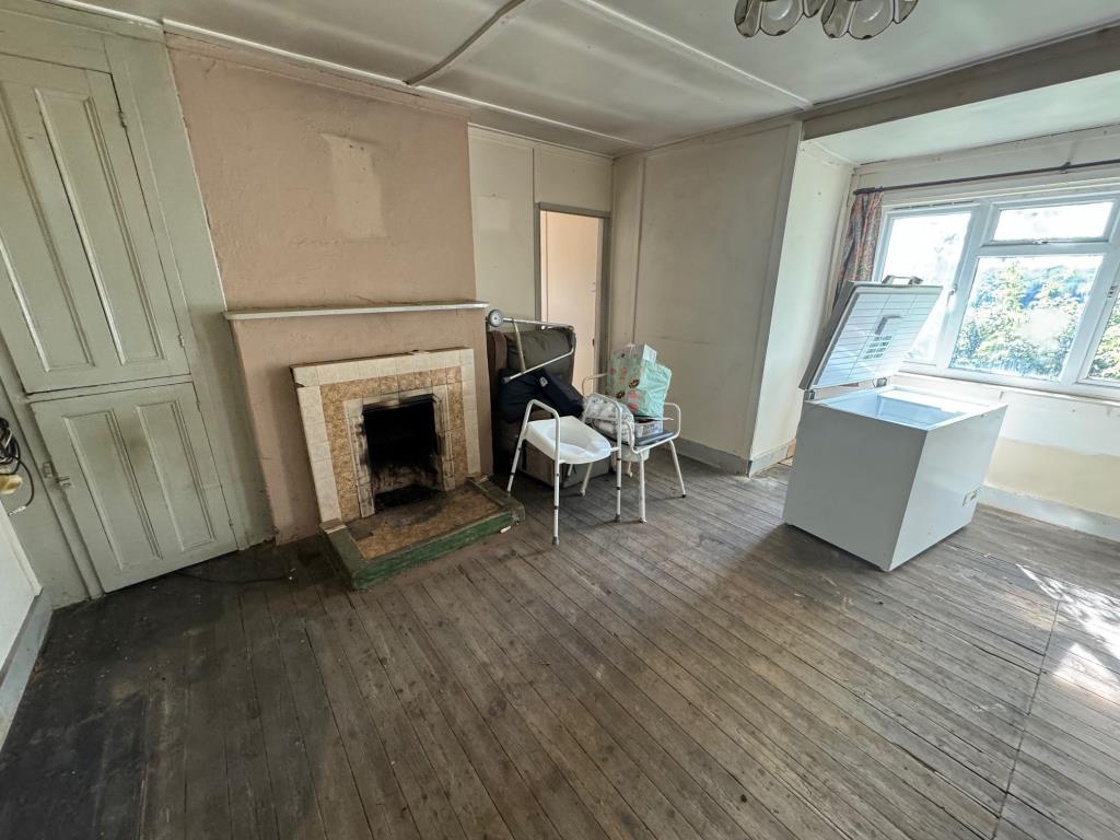 Lot: 150 - SEMI-DETACHED BUNGALOW IN RURAL LOCATION WITH POTENTIAL - Living room